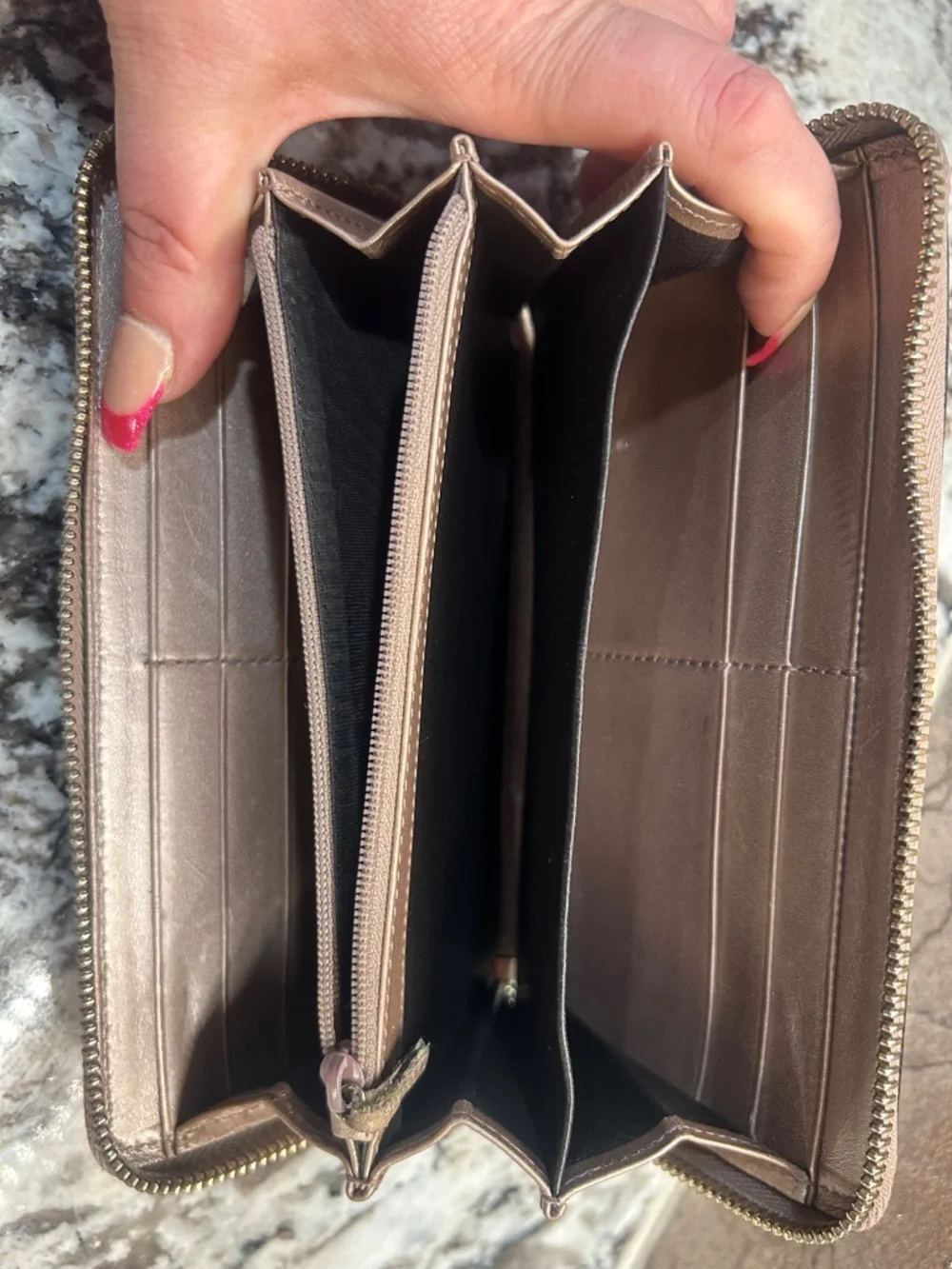 Gucci Embossed GG Zip Around Wallet in Pink COA incl. - Picture 9 of 15